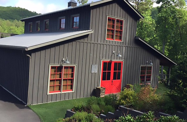 Beautiful Mountain Retreat Farm, Hot Tub, Pool, Hiking, Golf Carts Available