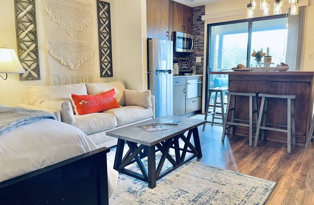 Beautiful Mountain Studio at Rumbling Bald with Views, Pools, Golf & Restaurants