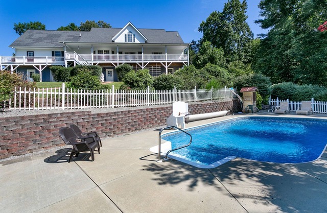 Beautiful Mountain Retreat with Pool and Hot Tub Near Asheville! High-Speed Internet + Game Room
