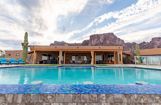 Beautiful oasis with 40' negative edge pool, swim up bar, hiking in Super. Mtns.