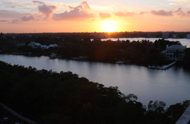 Beautiful Palm Beach Island with sunsets on the balcony. 90 day minimum stay.