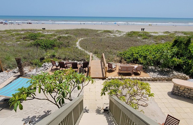 Beautiful Panoramic Views downtown with private beach access