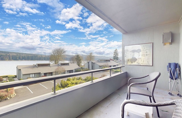 Beautiful Port Ludlow condo with views of the waterfront