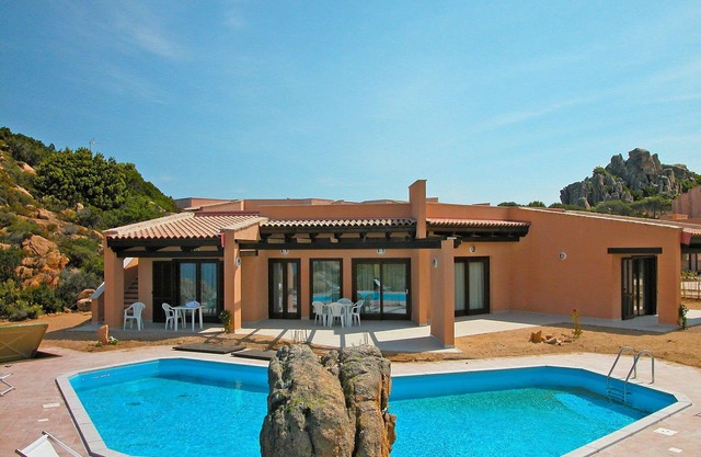 Beautiful private villa for 10 people with private pool, WIFI, A/C, TV, pets allowed and parking