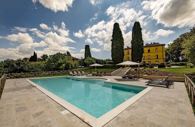 Beautiful private villa with hot tub, A/C, WIFI, private pool, TV, patio, close to Montepulciano