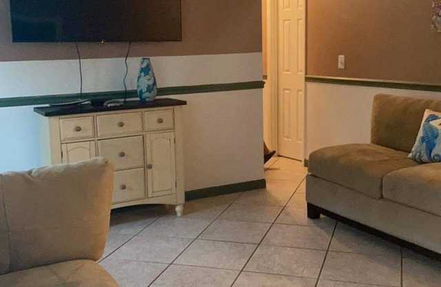 Beautiful private 4 bed family home w/pool . Sleep 10 people