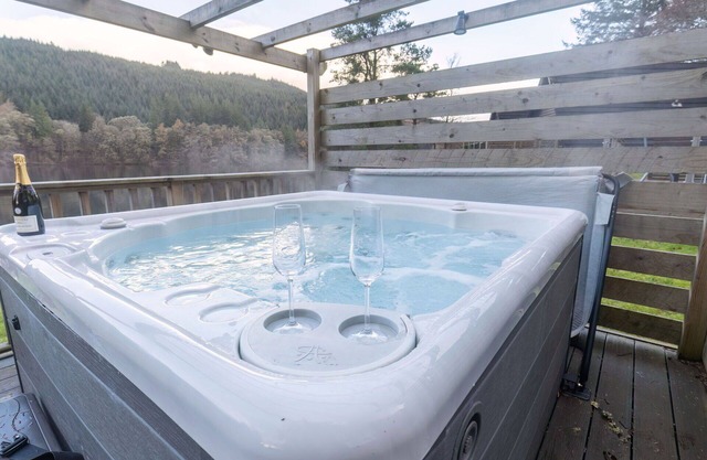 Beautiful private villa with WIFI, hot tub, TV, terrace, pets allowed and panoramic view