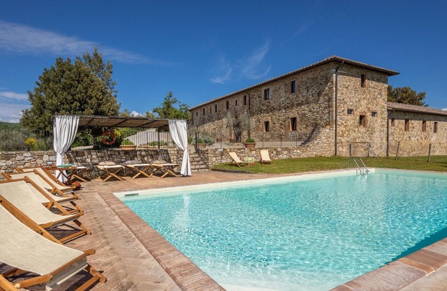 Beautiful private villa with WIFI, private pool, TV, patio and panoramic view, close to Siena