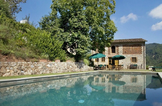 Beautiful private villa with WIFI, private pool, TV, patio and panoramic view, close to Lucca
