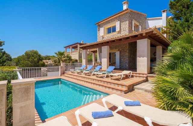 Beautiful private villa with WIFI, private pool, A/C, TV, terrace, pets allowed and parking