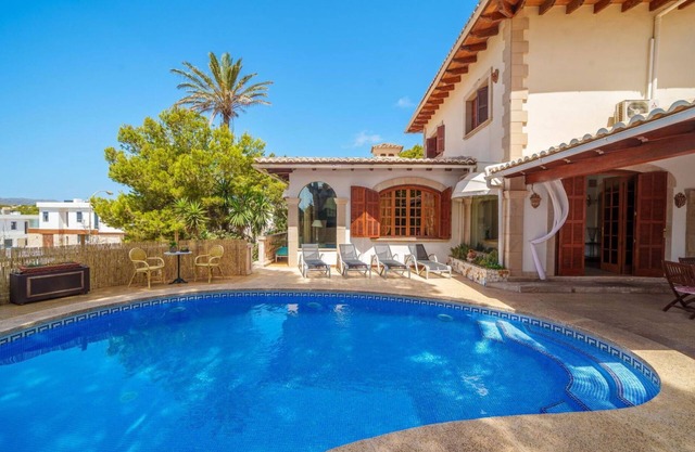 Beautiful private villa for 11 guests with WIFI, private pool, A/C, TV, terrace and parking