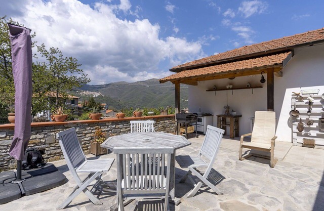 Beautiful private villa for 6 people with WIFI, patio, pets allowed, panoramic view and parking