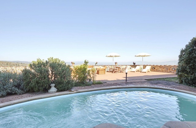 Beautiful private villa for 16 guests with hot tub, private pool, WIFI, A/C, TV and terrace