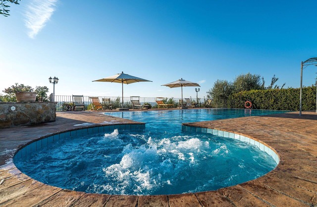 Beautiful private villa with A/C, hot tub, private pool, WIFI, TV, balcony, close to San Gimignano