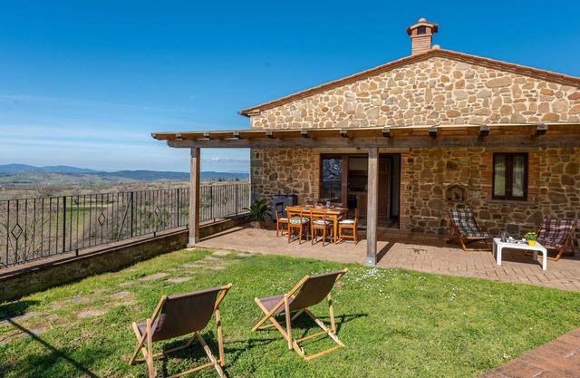 Beautiful private villa for 8 people with WIFI, patio, pets allowed and panoramic view