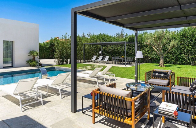 Beautiful private villa for 12 guests with WIFI, private pool, A/C, TV and patio