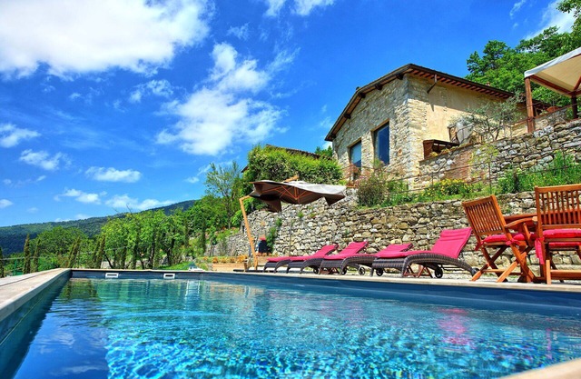Beautiful private villa with WIFI, A/C, private pool, TV, veranda, panoramic view, close to Florence