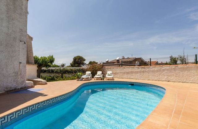 Beautiful private villa for 8 guests with A/C, WIFI, private pool, TV, terrace and pets allowed