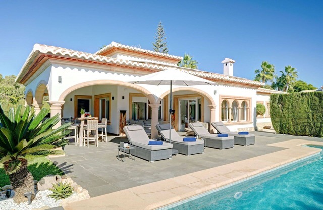 Beautiful private villa for 6 people with A/C, WIFI, private pool, TV and patio