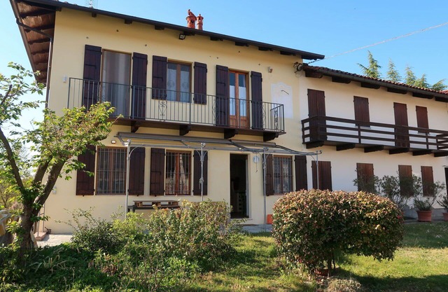 Beautiful private villa for 4 people with A/C, WIFI, TV, patio, pets allowed and parking