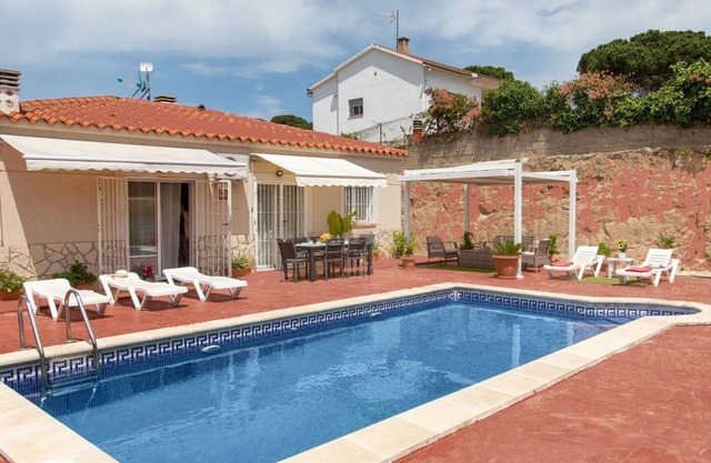 Beautiful private villa for 7 guests with WIFI, private pool, A/C, TV and patio