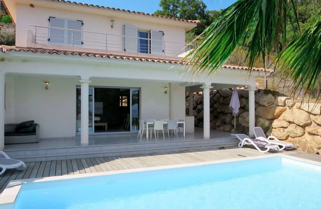 Beautiful private villa for 10 people with private pool, WIFI, A/C, TV and patio