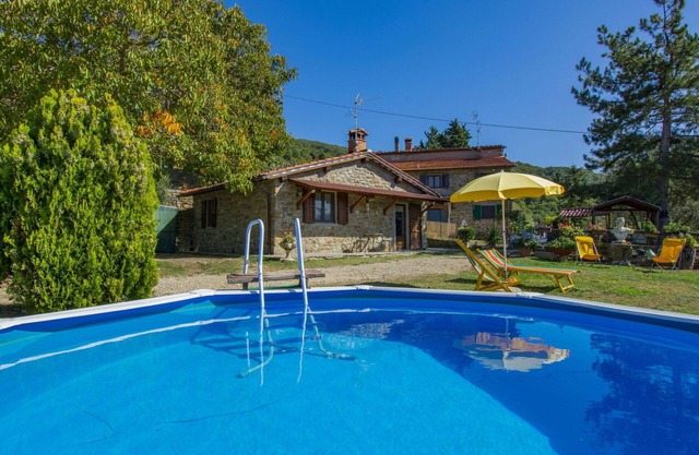 Beautiful private villa for 5 guests with WIFI, hot tub, private pool, TV, patio and pets allowed
