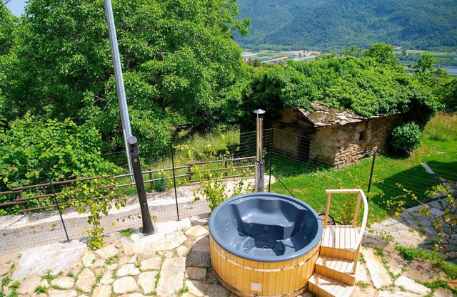 Beautiful private villa for 5 guests with WIFI, hot tub, TV, patio, pets allowed and panoramic v.