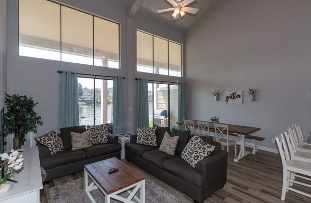 Beautiful Remodeled Luxury Waterfront Property- 3BR/2.5 bath-Sleeps 11!