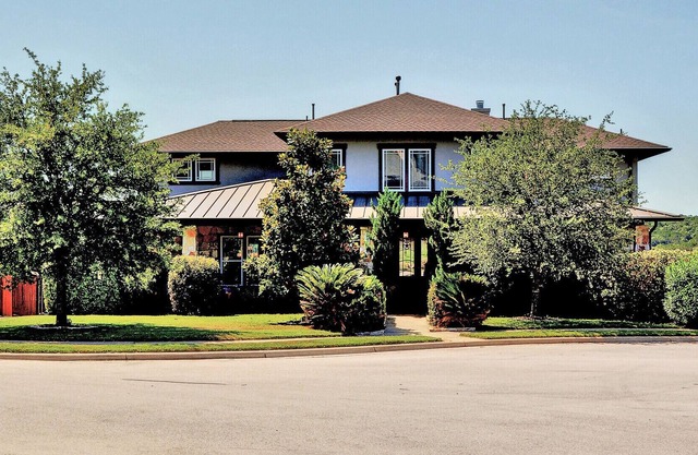 Beautiful, Spacious Custom Home 30 min to Austin Downtown, 10 min to Lake Travis