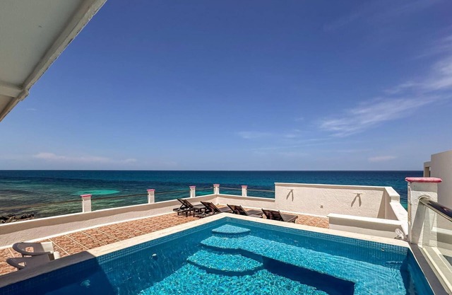 Beautiful Studio with Shared Rooftop Pool