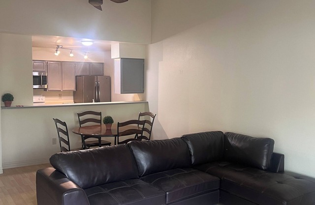 Beautiful Top Fl Condo - 5 min from U-Med District 2-bedroom condo in Anchorage