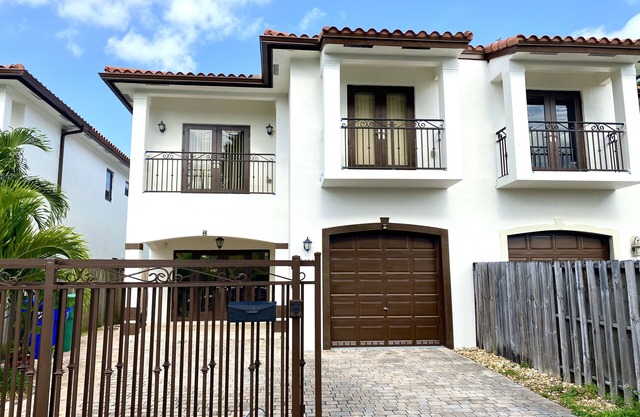 Beautiful Townhouse with private pool near Coconut Grove, Coral Gables, M. Bch
