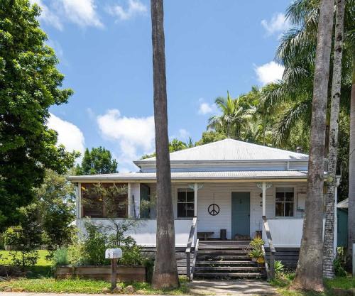 Beautiful Unique Cottage -Pet-Friendly-walk to town
