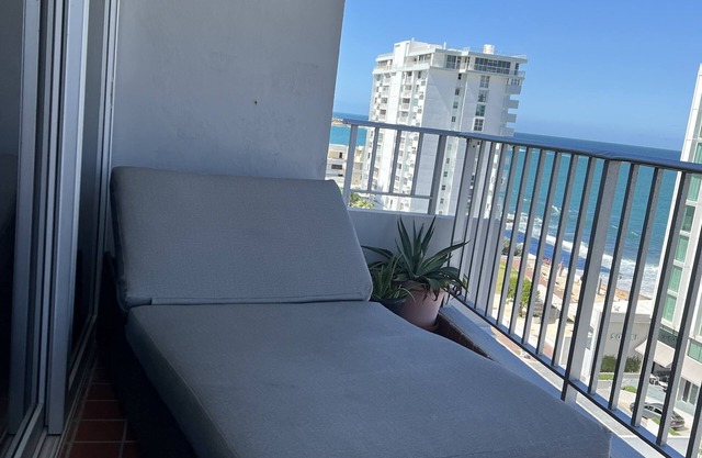 Beautiful unit with a spectacular view of Beachfront.!