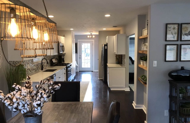 Beautiful Updated/Decorated Quaint Cottage in the Heart of Fredericksburg