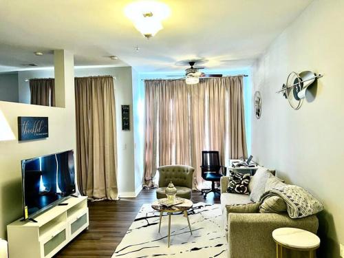 Beautiful Uptown Adventure Apartment