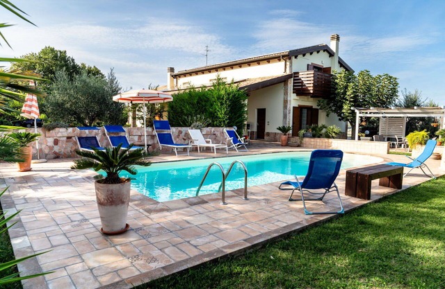 Beautiful villa for 5 guests with A/C, WIFI, pool, TV, patio and parking