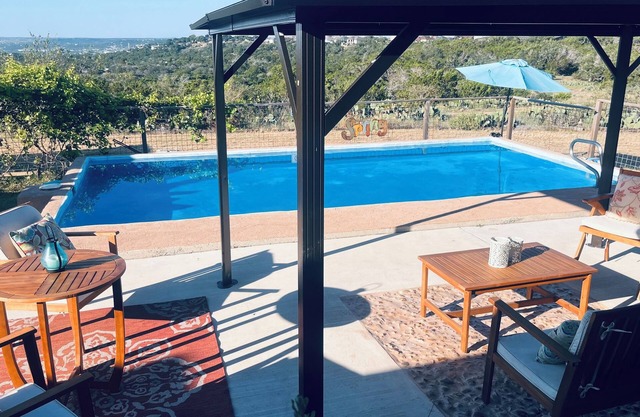 Beautiful view,18 acres,pool, game room,Axis deer, 3 mile’s to the river trail!