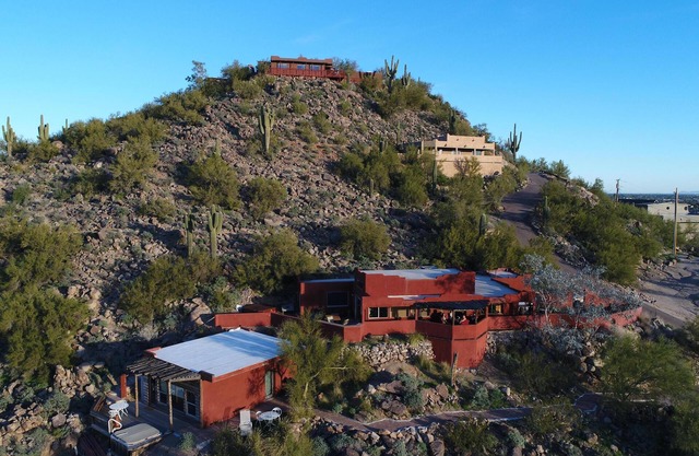 BEAUTIFUL VIEW, UNIQUE, PRIVATE MOUNTAIN, GREAT LOCATION (2 Bedroom)