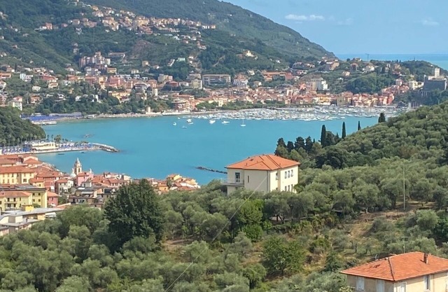 Beautiful views over Lerici and ten minutes' walk to the sandy beach at Baia Blu