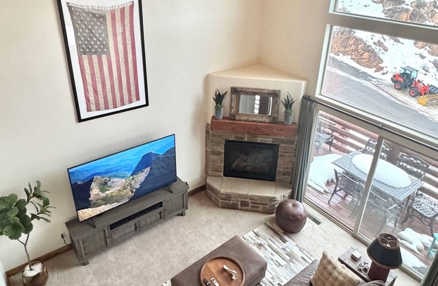 BEAUTIFUL VIEWS! Your Mountain Chic Oasis awaits - perfect location
