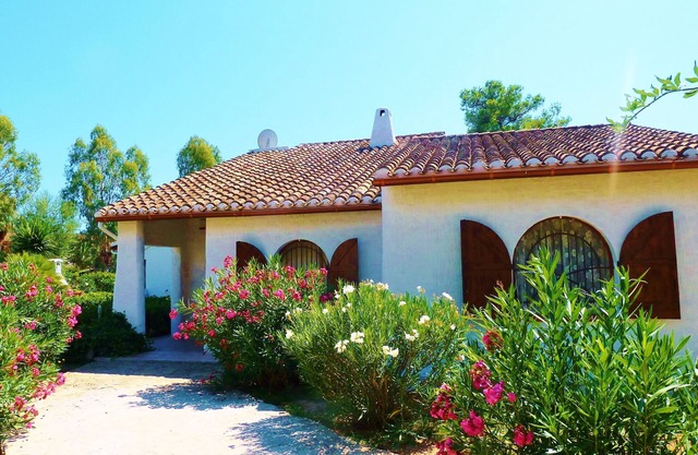BEAUTIFUL VILLA - LARGE GARDEN-POOL-100m FROM THE SEA-VICINITY TO ALL BEACHES