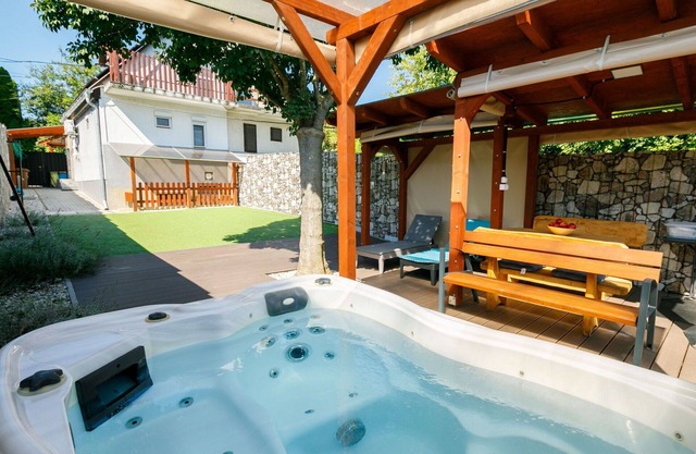 Beautiful villa for 4 guests with WIFI, A/C, hot tub, TV, balcony, pets allowed and parking