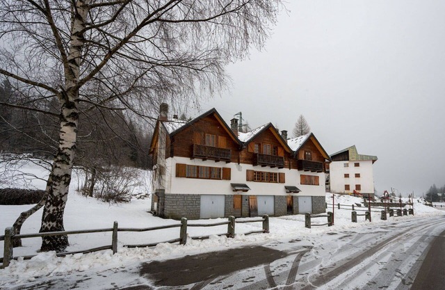 Beautiful villa for 8 guests with TV, balcony, pets allowed and parking