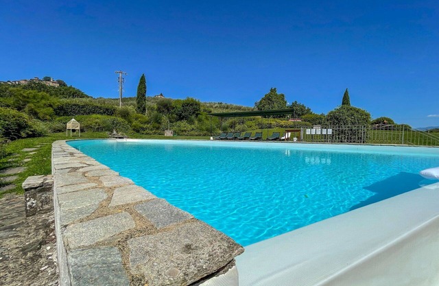 Beautiful villa for 4 guests with pool, WIFI, TV, patio, pets allowed and panoramic view