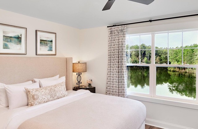 Beautiful Villa Overlooking Lunker Lake w/Kitchenette & WiFi - Pet Friendly