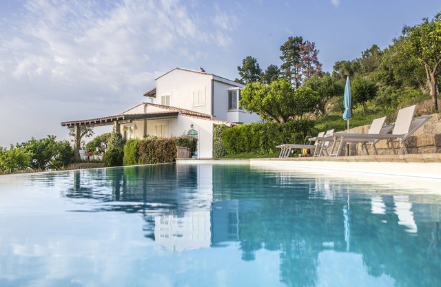 Beautiful villa with private pool overlooking the sea at 4km from the beach
