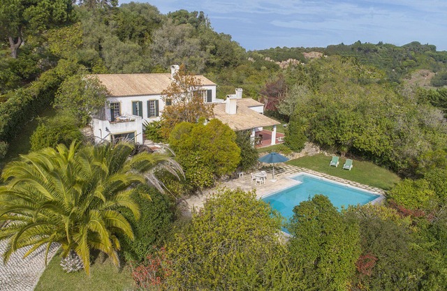 Beautiful villa with private swimming pool, located in a quiet area near Lisbon