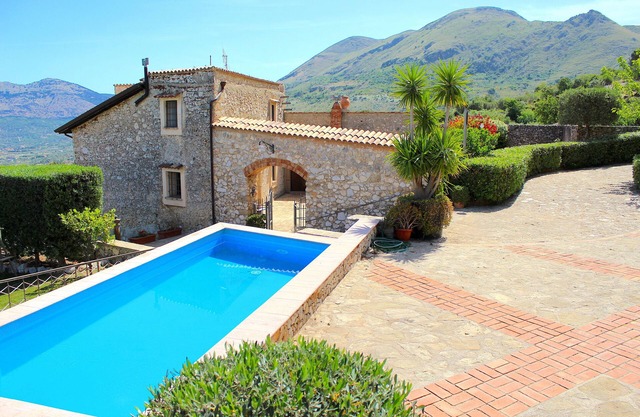 BEAUTIFUL VILLA with SWIMMING POOL for EXCLUSIVE use, relax a few km from the sea!